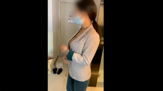 很温柔的援交女谈好价格再脱衣服