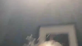 一个惊人的墨西哥少年亲吻她的继兄弟,导致淋浴和业余视频镜头。