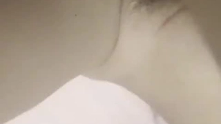 制服诱惑，高挑白皙妹子，漏奶装 乳头很粉的，大长腿想入非非