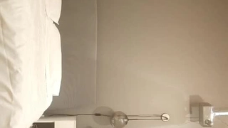 涂油的学生和剃光的伴侣的光滑肌肤动作