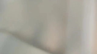 兴奋的大学生给继父一个性感的浴室口交