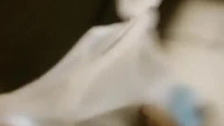 观看一个娇小的棕发女郎被一根大鸡巴支配和猛烈地操