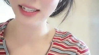 老 哥 開 車 帶 喝 醉 妹 子 會 賓 館 啪 啪 床 上 脫 掉 內 褲 直 接 開 幹