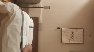 继姐幻想继兄肏她的时候，继兄真的来干她并且内射