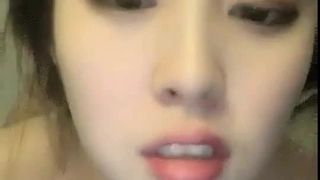 摩天轮媳妇：我不会戴避孕套，我下面干的 老公：来 我教你，看到没，往下滚就行了，没事这有油。淫声响彻房间，骚啊！