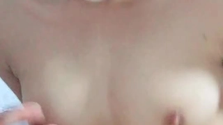 妈妈舔青少年 - 干燥时变湿