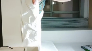 可爱的学生Evelyn Payne在伸展的常规中展示她健美的身体