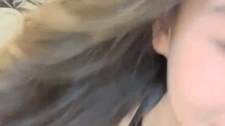 冷艳型高颜值女神，带着眼镜御姐风，吊带睡衣，苗条身材美腿，掰穴手指揉搓，浴室洗澡湿身，摆弄各种姿势