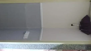 无毛逼风骚女友全程露脸跟小哥啪啪，屁股撅得好标准，让小哥放在桌子上抽插，抱起来干舔逼玩弄後入抽插真骚