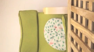 样子闷骚的华裔脸孔眼镜大学生美女在床上上网被大洋屌男友要求吃屌后入性感美臀