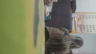 公司保洁阿姨没想到这么骚，自己插用盆接淫水，喷好多